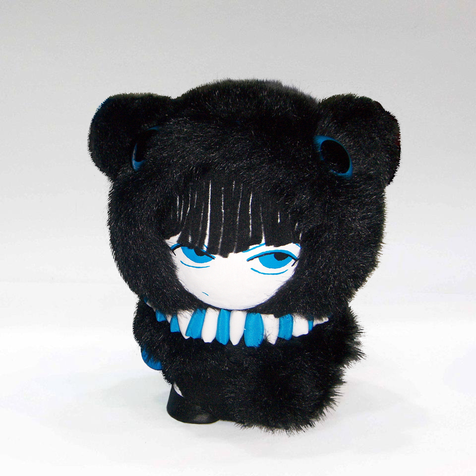 niña con disfraz de oso de peluche