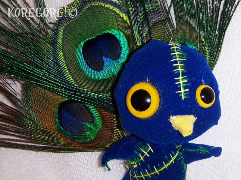 peluche de una animal imaginario basado en un pavorreal